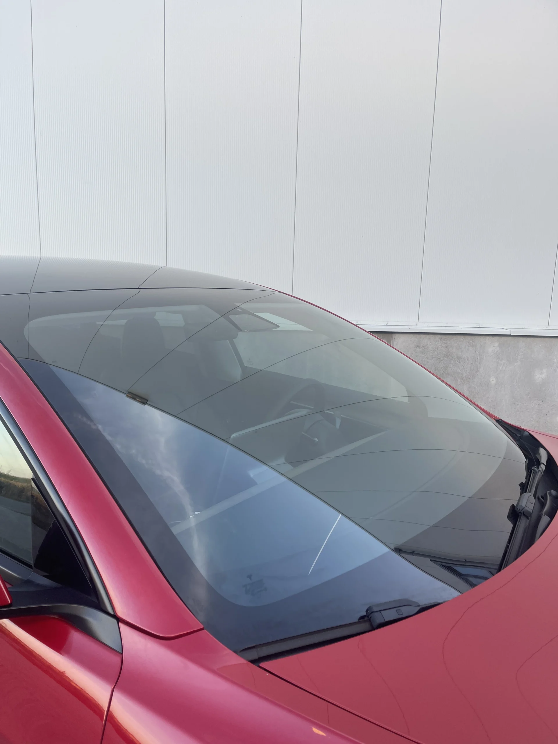 Voorruit geblindeerd met XPEL Prime XR warmtewerende folie van Rode Tesla model 3